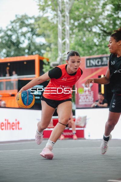 Leonie Pfanzelt (#3; Deutschland) dribbelt gegen Australien