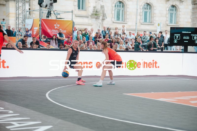 3x3-Basketball: Zweikampf beim Dribbling vor vollem Publikum