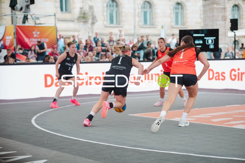 Amelie Mbah (#1; Deutschland) im Zweikampf beim 3x3-Basketball