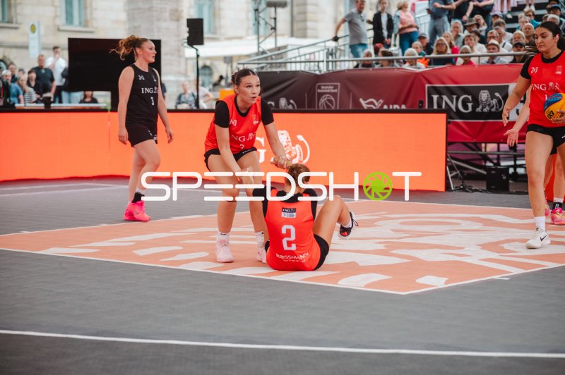 Deutschland (#2) hilft Teamkollegin beim Aufstehen im 3x3-Basketball