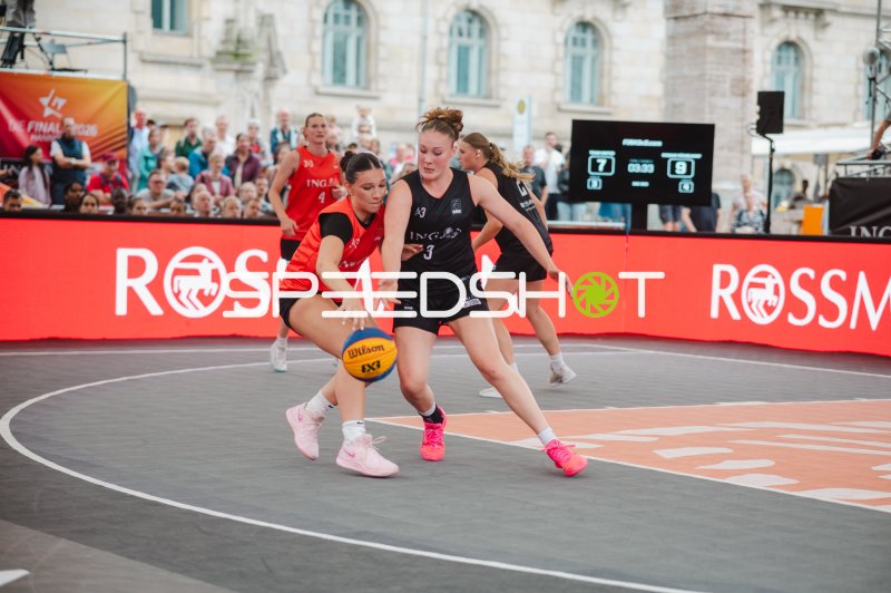 3x3-Basketball: Zweikampf um den Ball bei der FIBA 3x3 Final