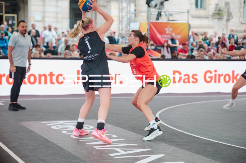 Amelie Mbah (#1; Deutschland) im Zweikampf beim 3x3-Basketball