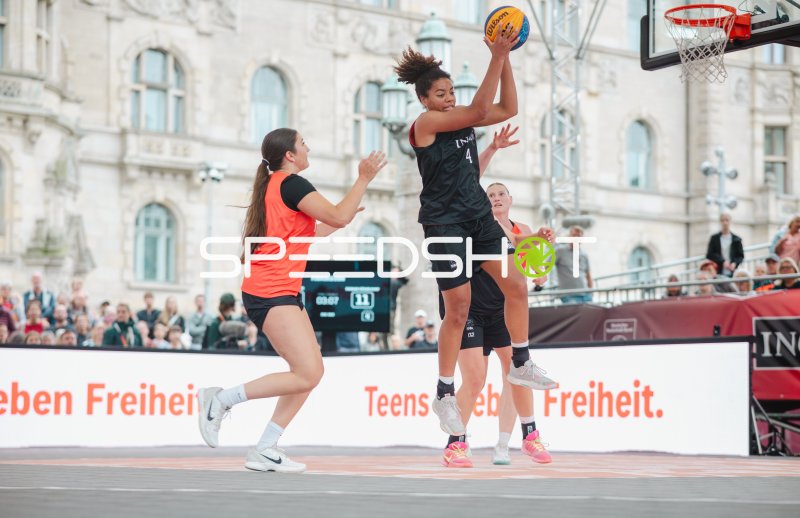 Jay Sebasio (#4; Australia) mit Rebound vor dem Korb