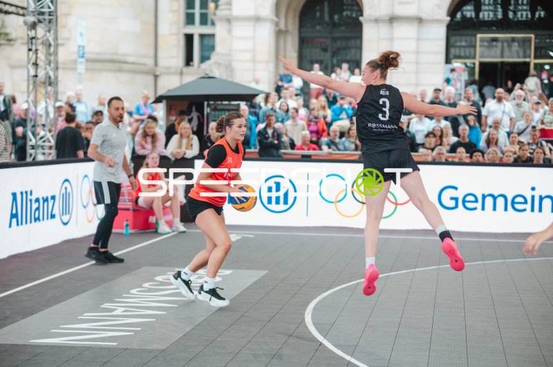 Leonie Pfanzelt (#3; Deutschland) blockt im 3x3-Basketball-Duell