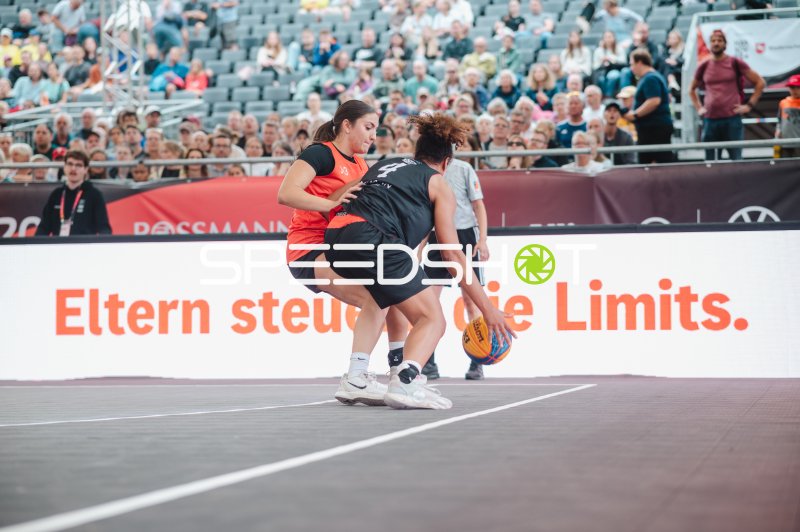 Jay Sebasio (#4; Australia) im Zweikampf gegen Deutschland