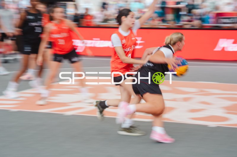 Zweikampf zwischen Deutschland und Australia beim 3x3-Basketball in Brno