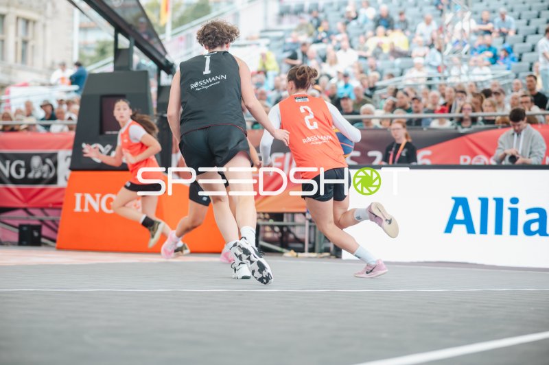 Amelie Mbah (#1; Deutschland) im Zweikampf beim 3x3-Basketball