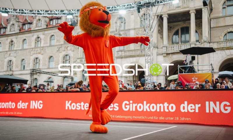 ING-Maskottchen tanzt auf dem Spielfeld bei Die Finals 2026