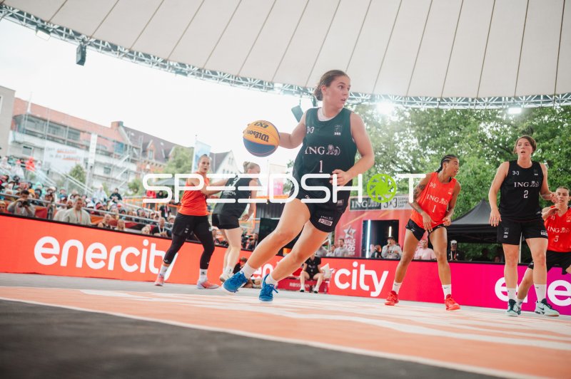 Amelie Mbah (#1; Deutschland) mit Ball im 3x3-Basketball-Match