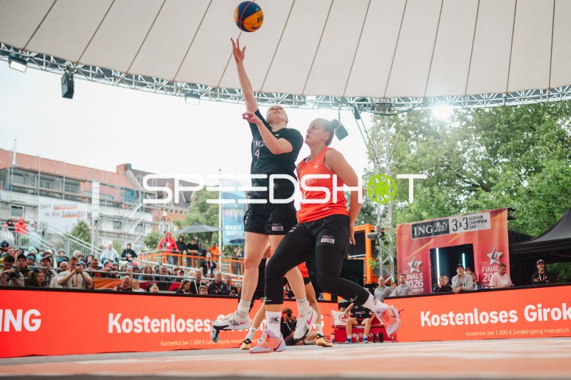 Deutschland (#4) beim Korbwurf gegen Australia im 3x3-Basketball