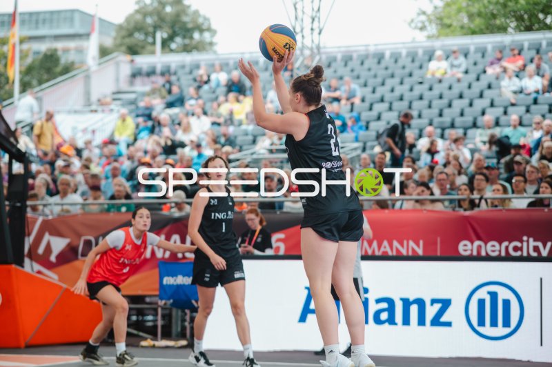 Deutschland-Spielerin beim Wurfversuch im 3x3-Basketball