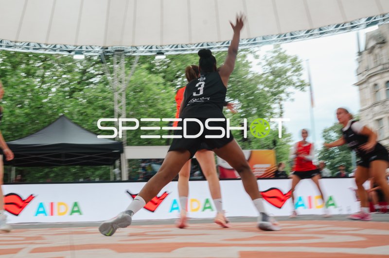 Leonie Pfanzelt (#3; Deutschland) im Angriff gegen Australia