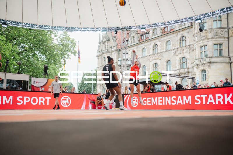 Leonie Pfanzelt (#3; Deutschland) im 3x3-Basketball-Duell im Freien