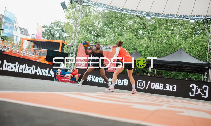 Leonie Pfanzelt (#3; Deutschland) im Zweikampf beim 3x3-Basketball