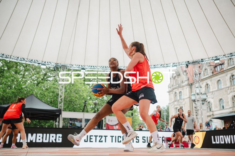 Deutschland-Spielerin im Zweikampf gegen Australia beim 3x3-Basketball