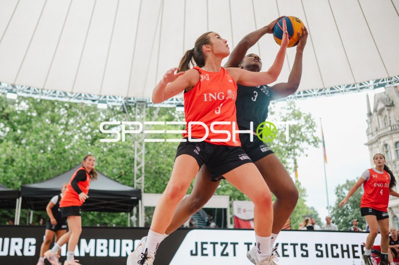 Leonie Pfanzelt (#3; Australia) im Zweikampf um den Ball