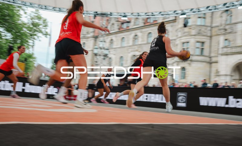 Nele Prowaznik (#18; Deutschland) mit Ball im Angriff gegen Australia