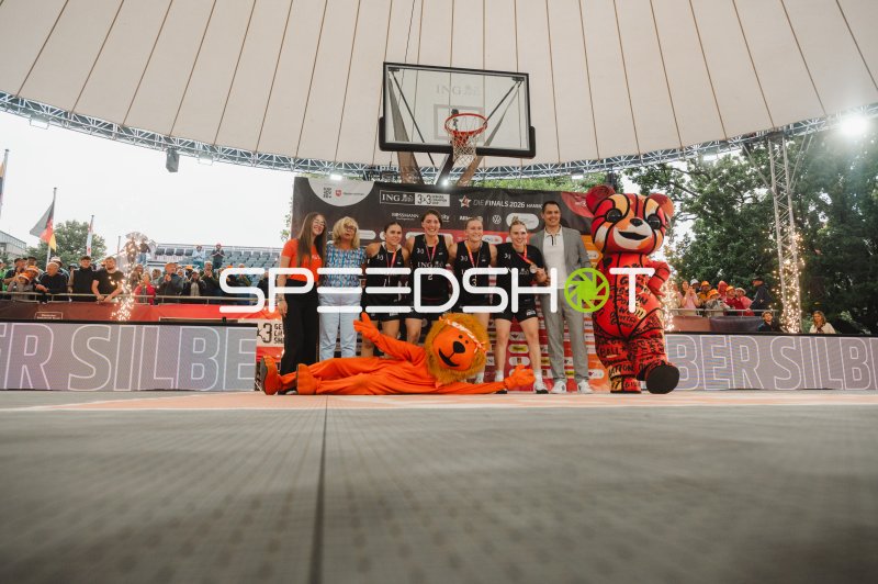 Deutschland 3x3 Basketball Damen bei Siegerehrung mit Silbermedaillen