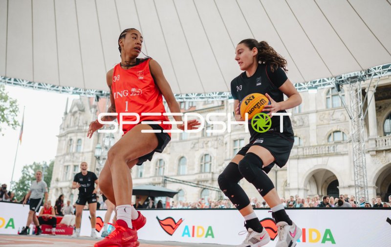 Amelie Mbah (#1; Australia) im Zweikampf gegen Deutschland-Spielerin