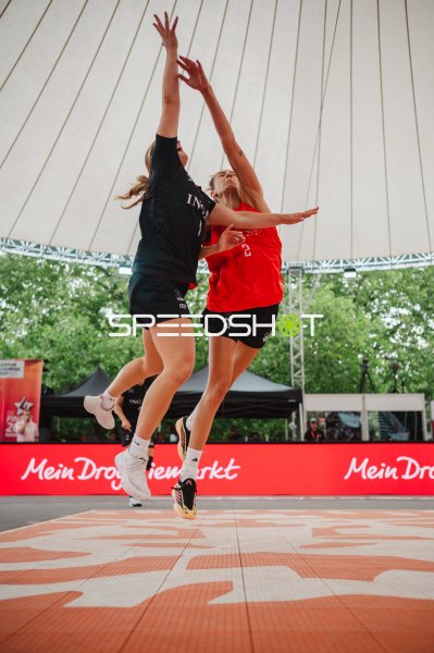 Zweikampf im Sprung beim 3x3-Basketball in Brno