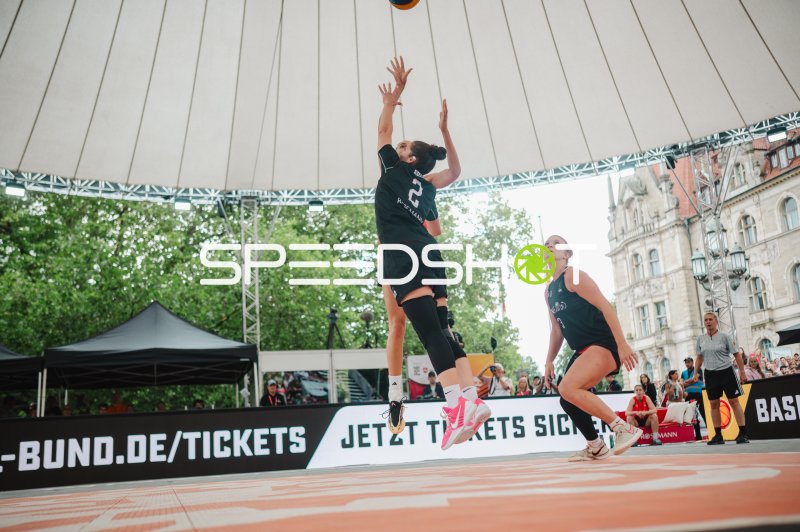 Deutschland (#2) beim Sprungwurf im 3x3-Basketball
