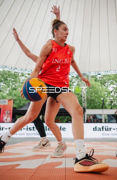 Spielerin (#2) im Zweikampf beim 3x3-Basketball