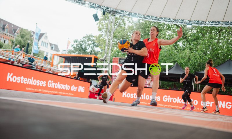 Amelie Mbah (#1; Deutschland) im Zweikampf gegen Jasmine Jones (#9; Australia)