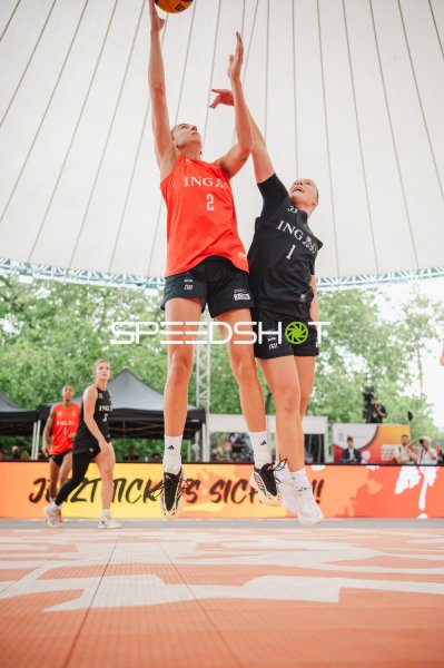 3x3-Basketball: Zweikampf zwischen Australia (#2) und Amelie Mbah (#1; Deutschland)
