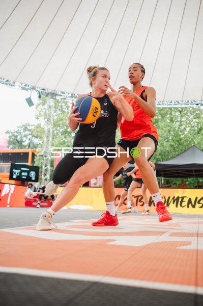 Leonie Pfanzelt (#3; Deutschland) im Zweikampf gegen Australia