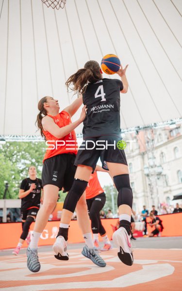 Jay Sebasio (#4; Australia) im Zweikampf gegen Deutschland