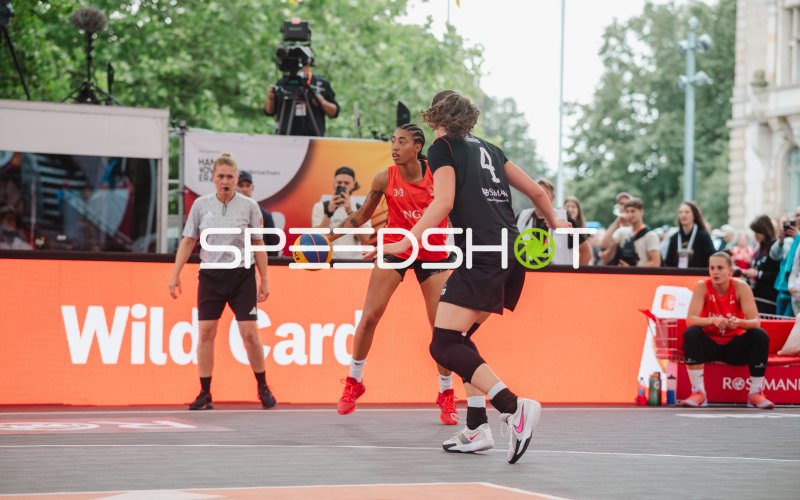 Jay Sebasio (#4; Australia) im Zweikampf beim 3x3-Basketball in Brno