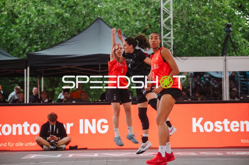 Leonie Pfanzelt (#3; Deutschland) im Zweikampf gegen Australia