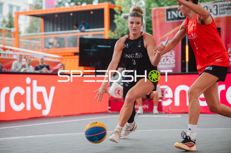 Leonie Pfanzelt (#3; Deutschland) im Zweikampf beim 3x3-Basketball