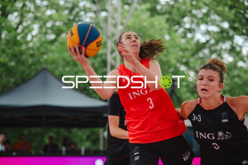 Daisy Hocking (#5; Australia) beim Korblegeangriff gegen Deutschland