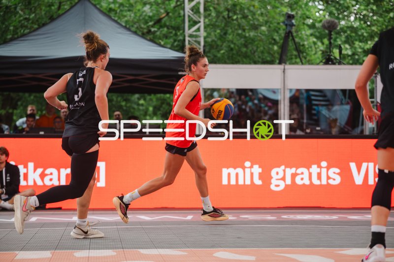 3x3-Basketball: Australien-Spielerin mit Ball gegen Deutschland in Brno