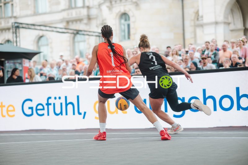 Leonie Pfanzelt (#3; Deutschland) im Zweikampf gegen Australia