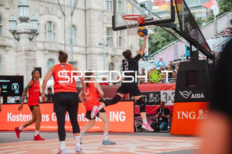 Deutschland (#2; Deutschland) mit Layup-Versuch im 3x3-Basketball