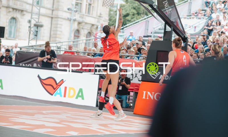 Layup-Versuch unter dem Korb beim 3x3-Basketball-Turnier