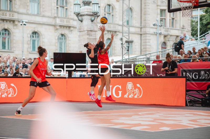 Zweikampf um den Ball zwischen Deutschland und Australia beim 3x3-Basketball