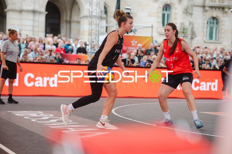 Leonie Pfanzelt (#3; Deutschland) im Zweikampf beim 3x3-Basketball