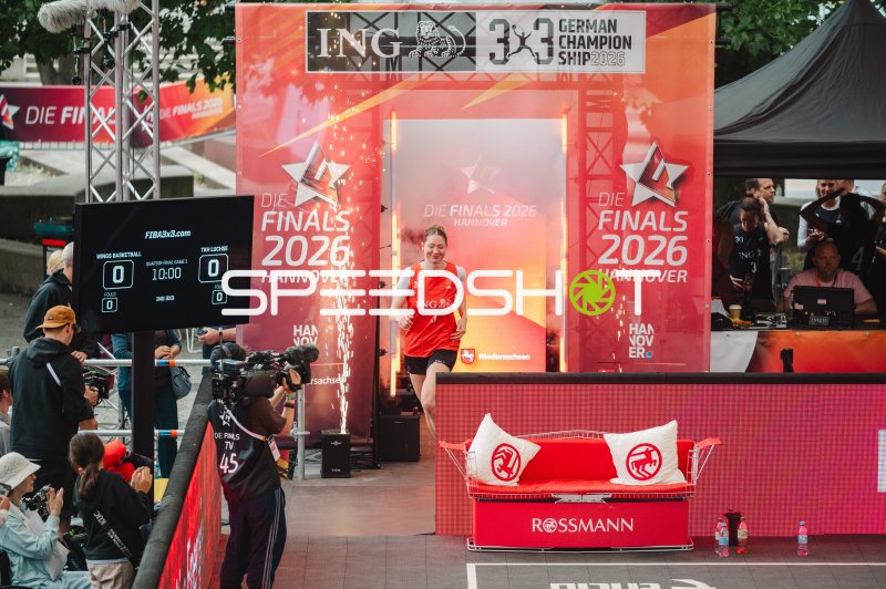Leonie Pfanzelt (#3; Deutschland) beim Einlauf mit Pyroshow