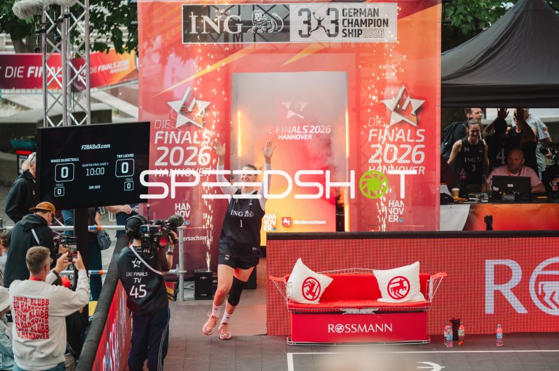 Spielerin (#1) beim Einlaufen mit Pyro-Show bei ING 3x3 German Championship 2026
