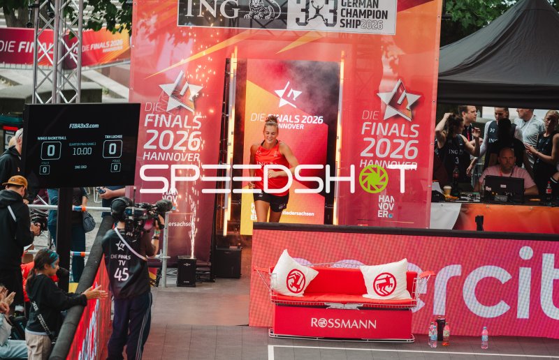 Spielerin läuft durch Pyro-Einlauf bei ING 3x3 German Championship 2026