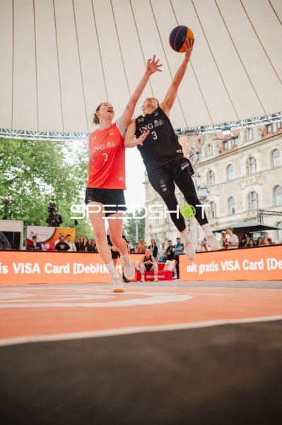 Leonie Pfanzelt (#3; Deutschland) kämpft um den Ball im 3x3-Basketball