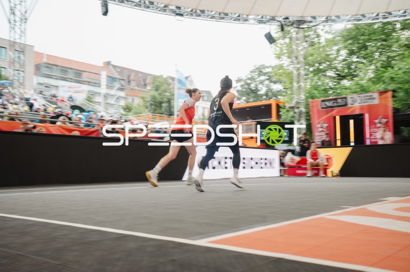 Leonie Pfanzelt (#3; Deutschland) im Zweikampf gegen Australia