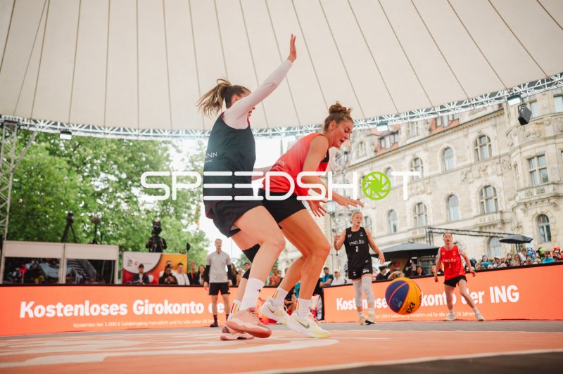 Zweikampf zwischen Deutschland und Australia beim 3x3-Basketball
