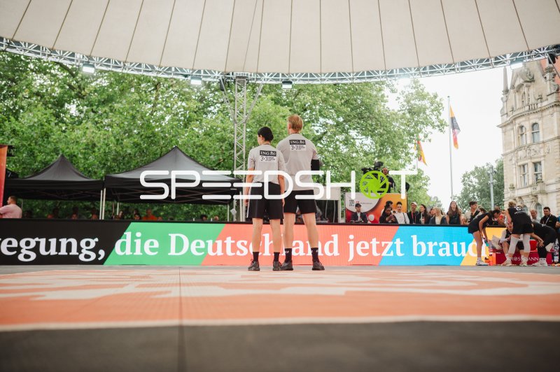 Zwei Schiedsrichter auf dem 3x3-Basketball-Court beim ING-Event