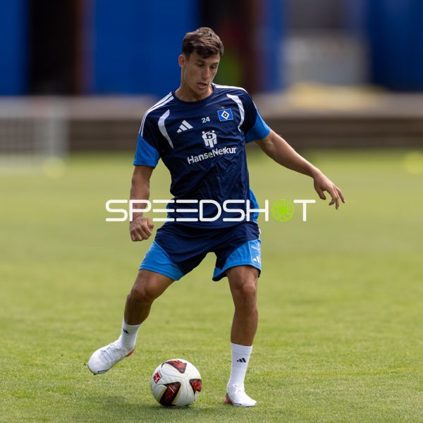 Nicolas Capaldo (#24; Hamburger SV) am Ball im Training