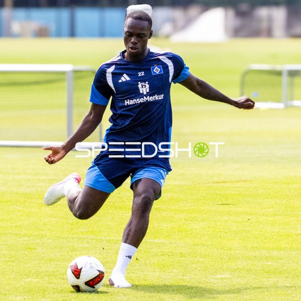 HSV-Spieler (#22; Hamburger SV) beim Schuss im Training