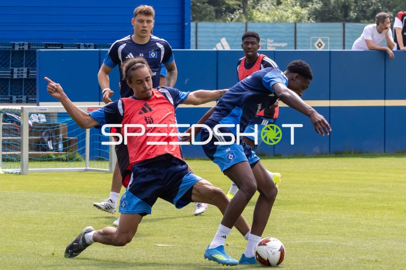 HSV-Spieler (#43) im Zweikampf beim Training am Volksparkstadion